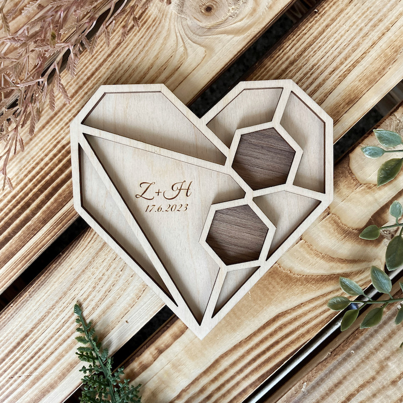 Dřevěný tác na snubní prstýnky 