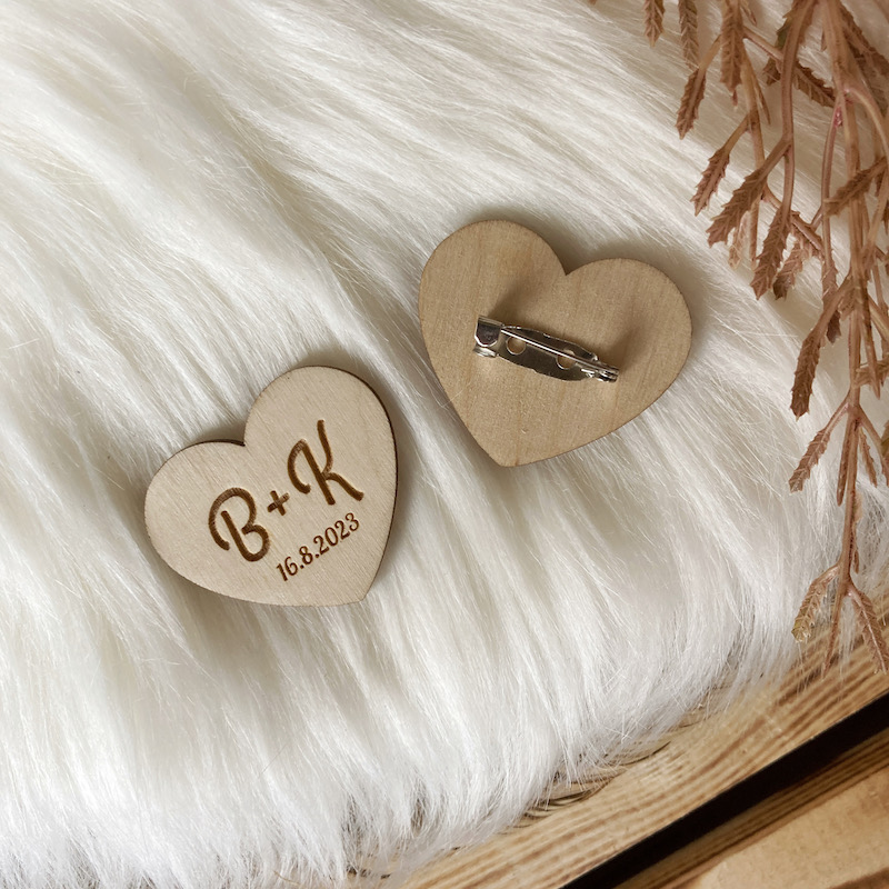 Dřevěná svatební brož - srdce s iniciály
