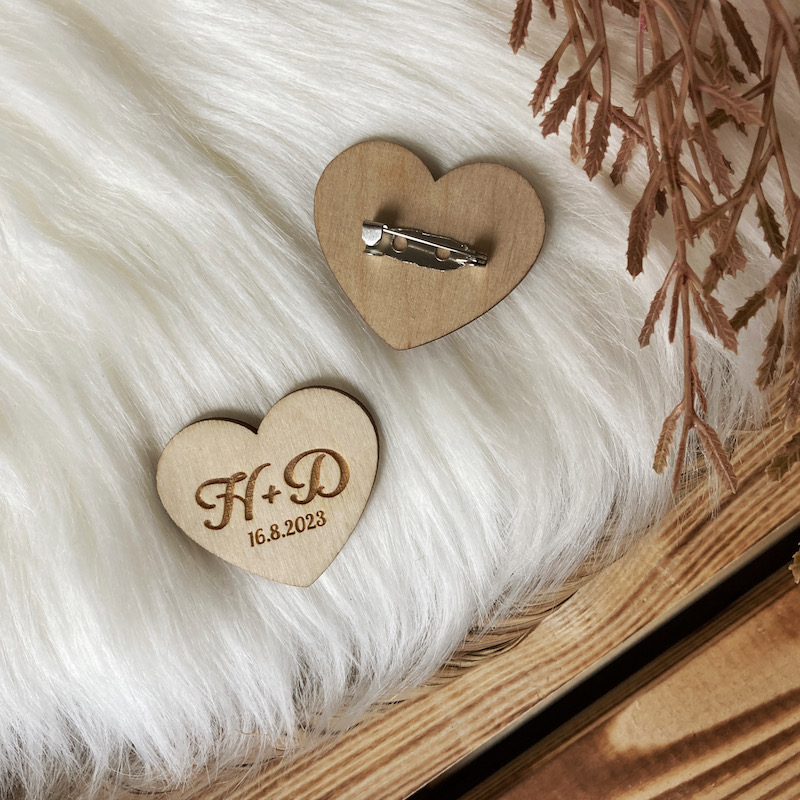 Dřevěná svatební brož - srdce s iniciály