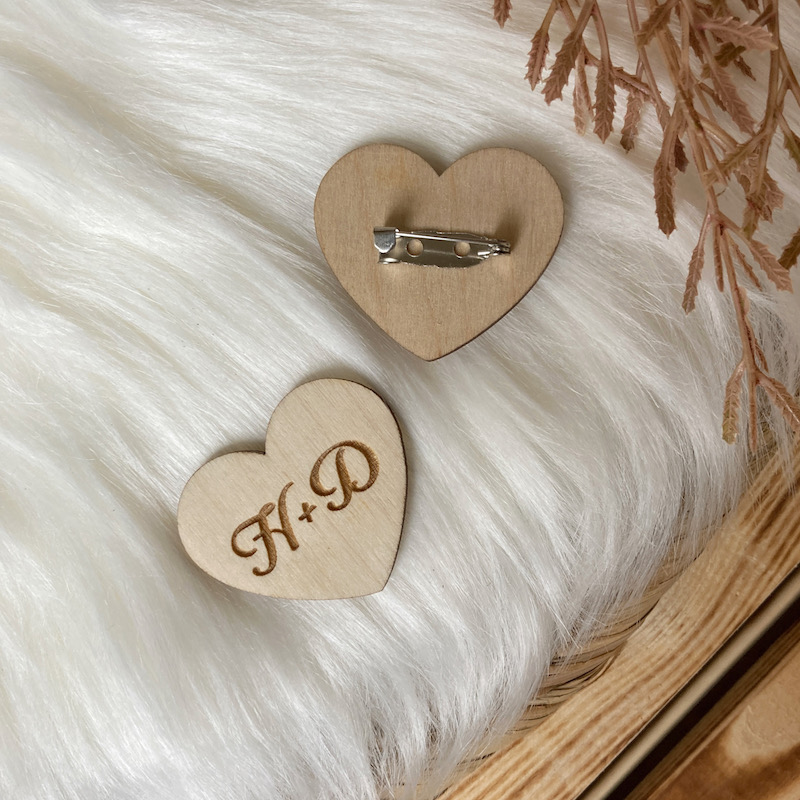 Dřevěná svatební brož - srdce s iniciály