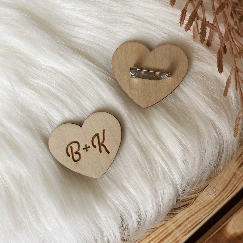Dřevěná svatební brož - srdce s iniciály