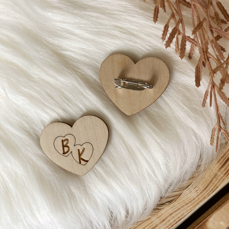 Dřevěná svatební brož - srdce s iniciály