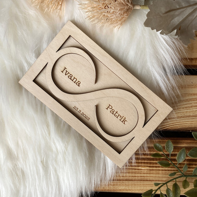 Dřevěný podnos na snubní prstýnky