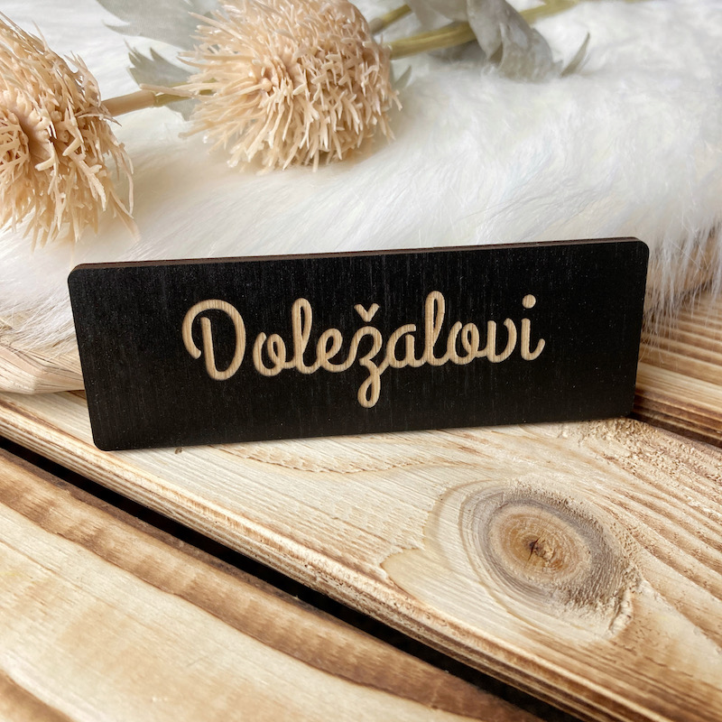 Dřevěná jmenovka na dveře - černá