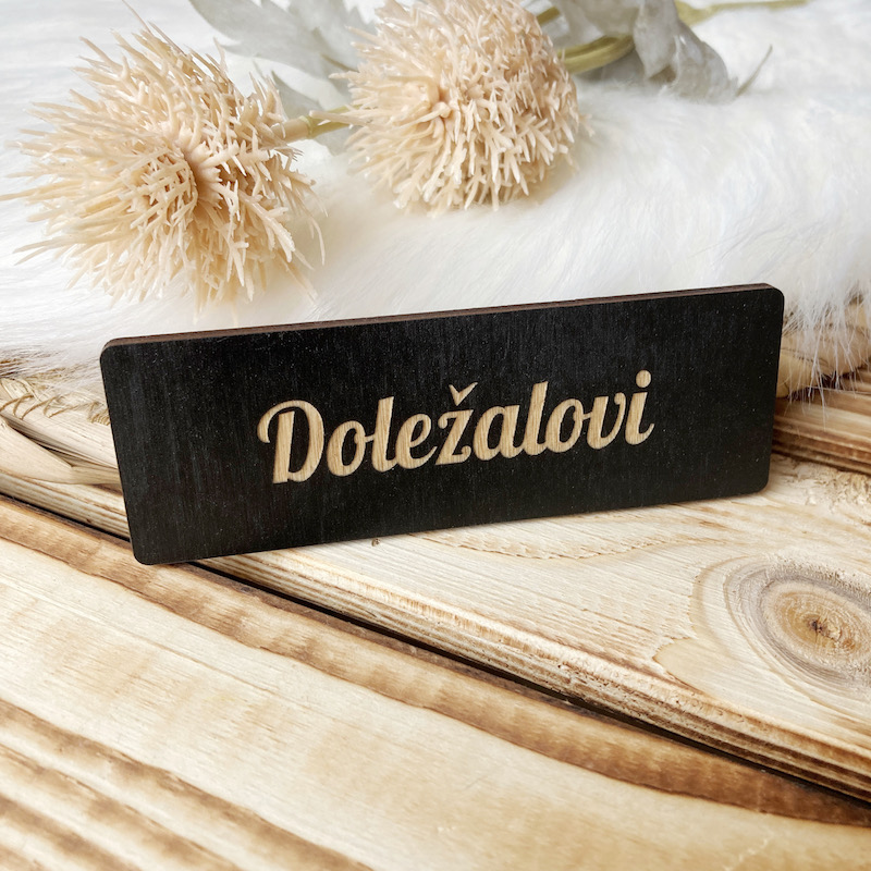 Dřevěná jmenovka na dveře - černá