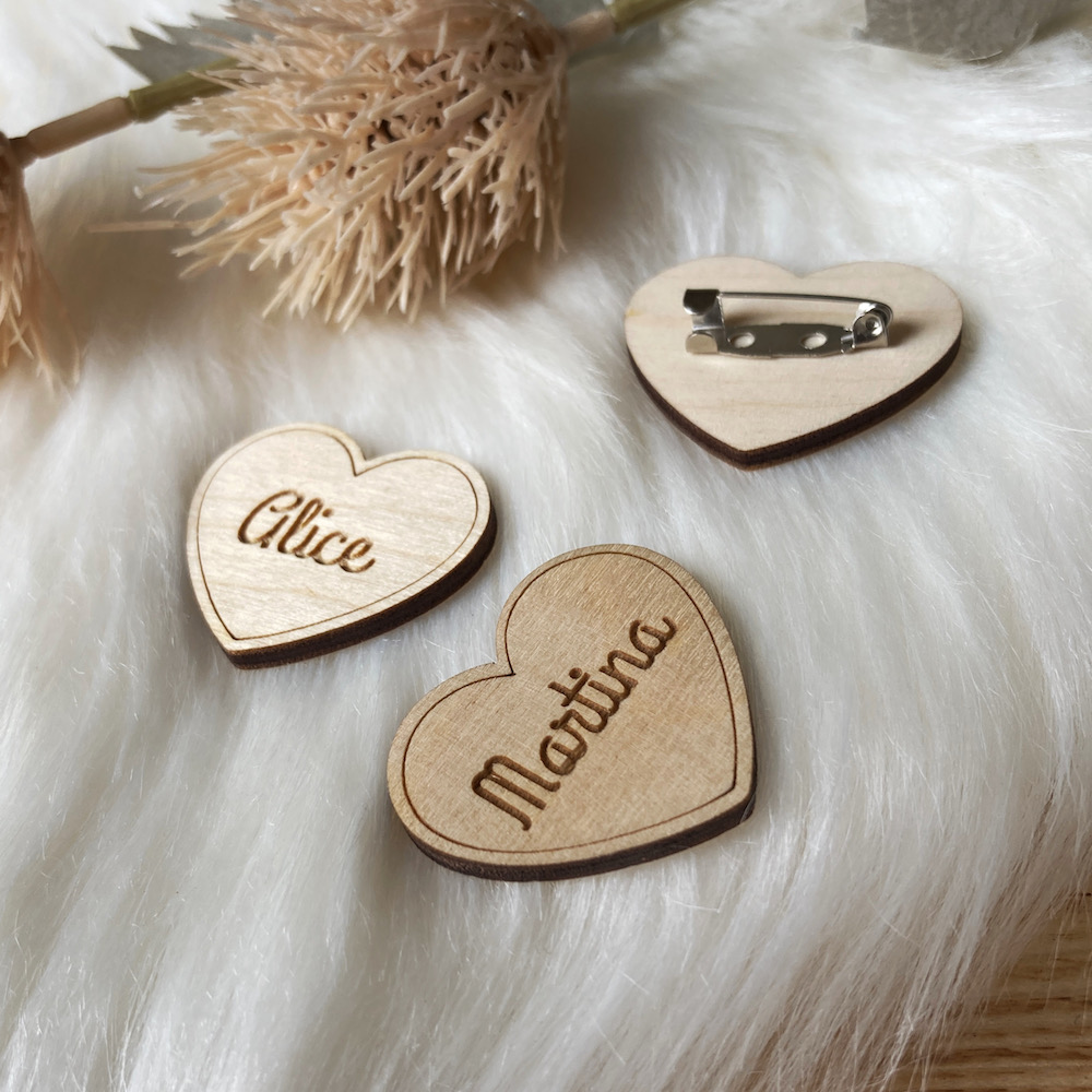 Dřevěné svatební brože se jmény