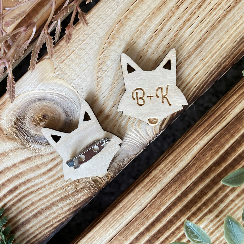 Dřevěná svatební brož s iniciály - liška
