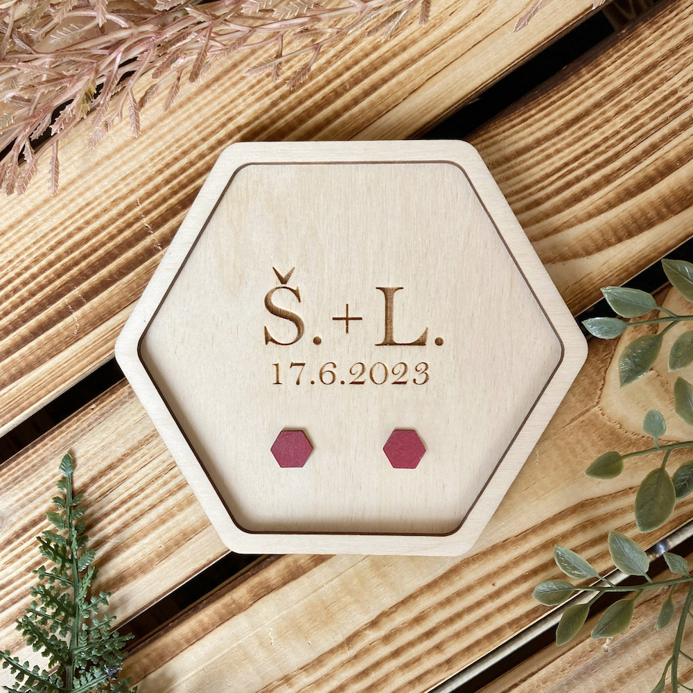 Dřevěný tác na snubní prstýnky