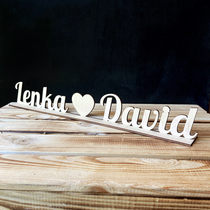 Dřevěná jména na podstavci