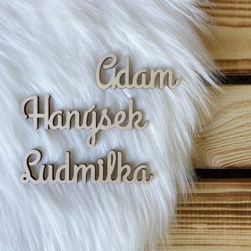 Dřevěné jmenovky na talíř