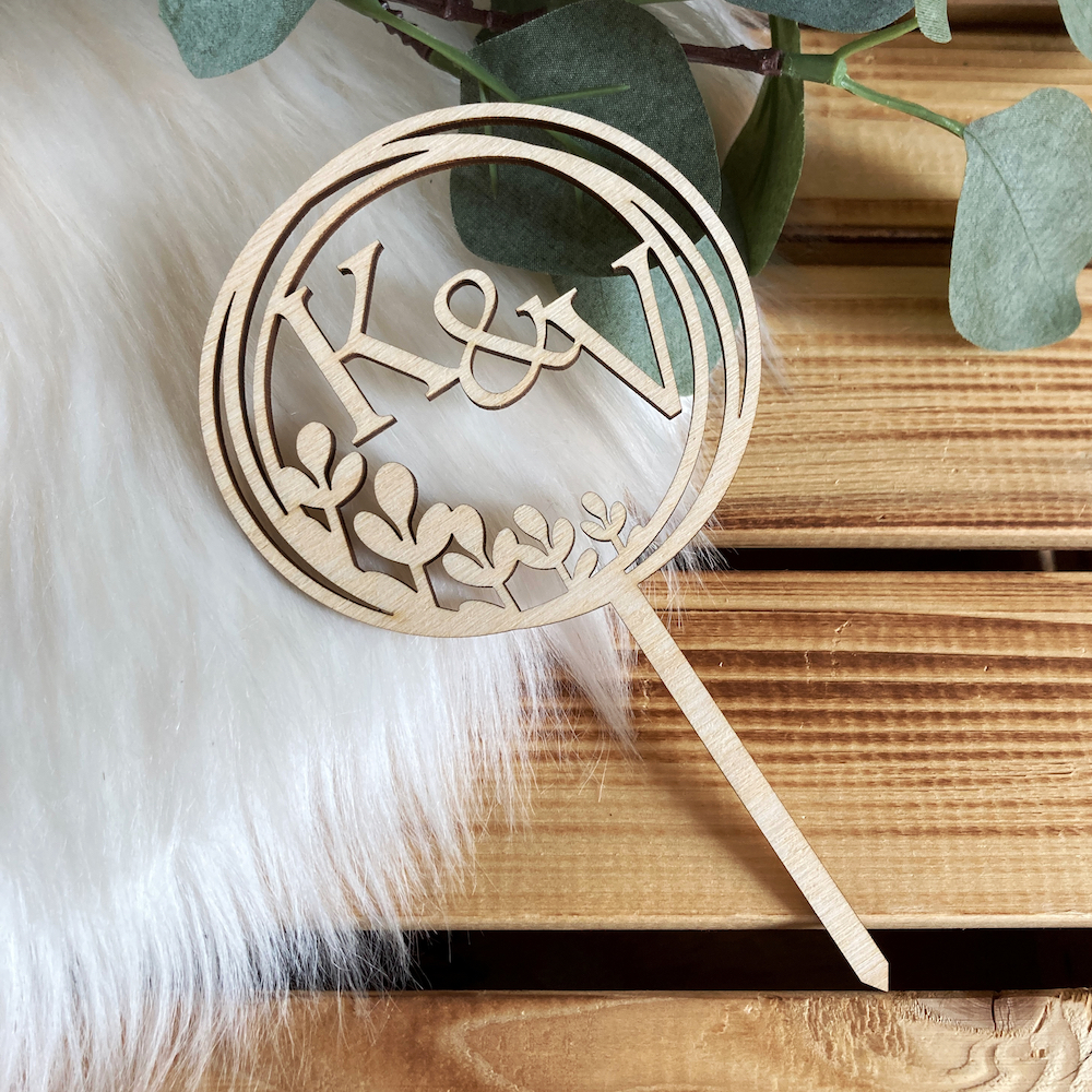 Svatební zápich do dortu s iniciály