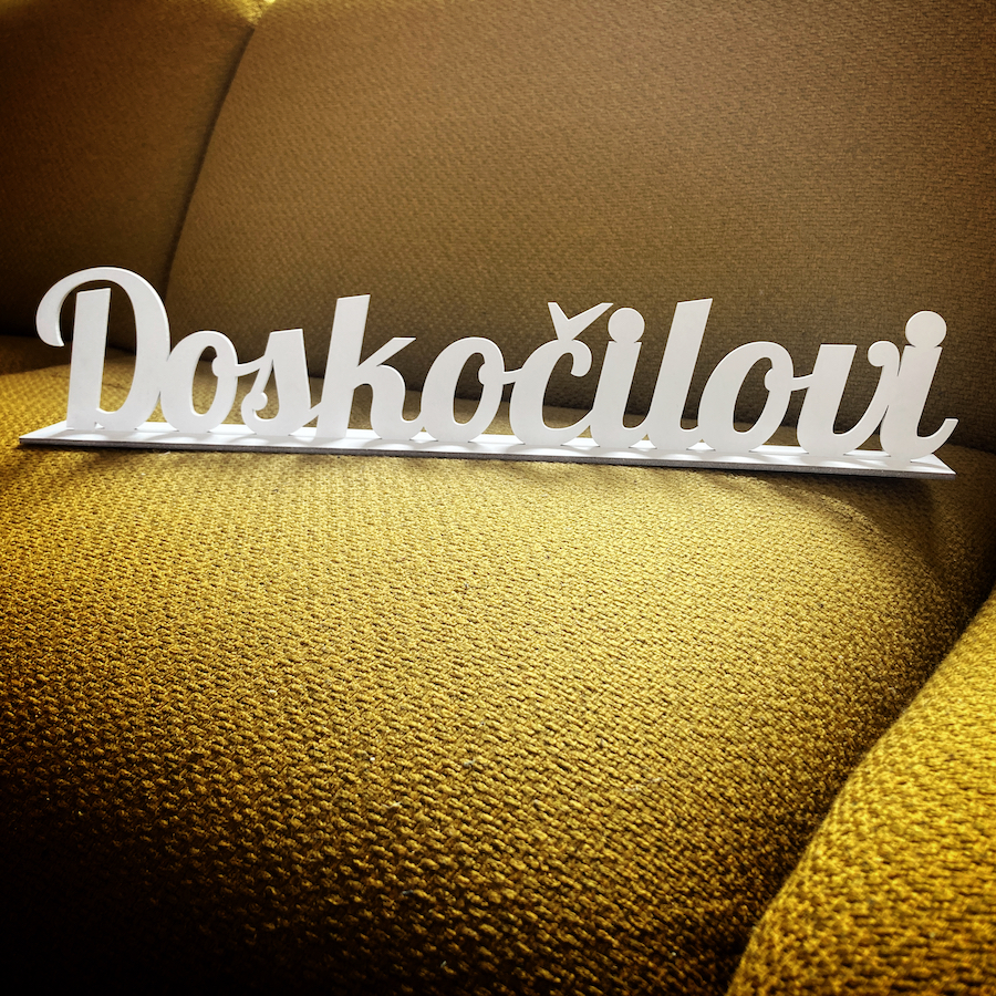 Dřevěné příjmení na stojanu (bílé)