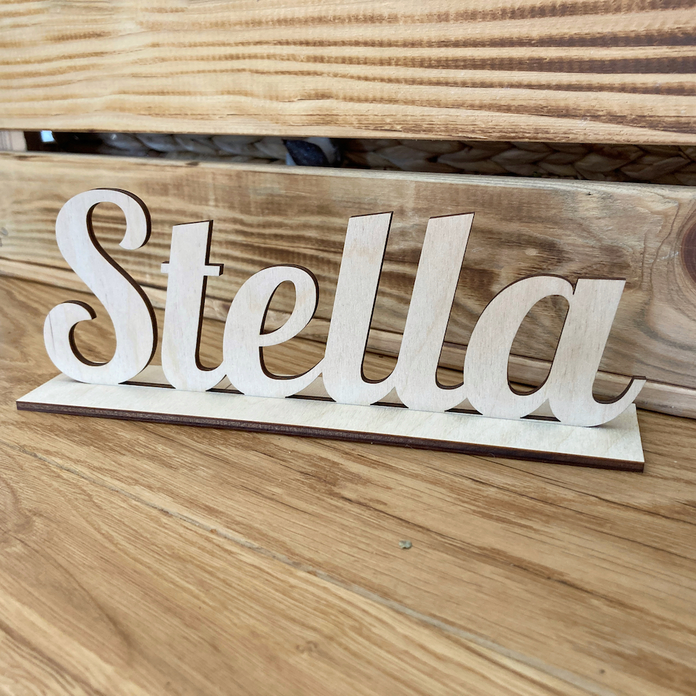 Dřevěné jméno na stojanu