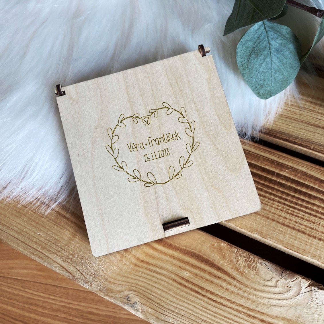 Dřevěná krabička s přáním na darované peníze