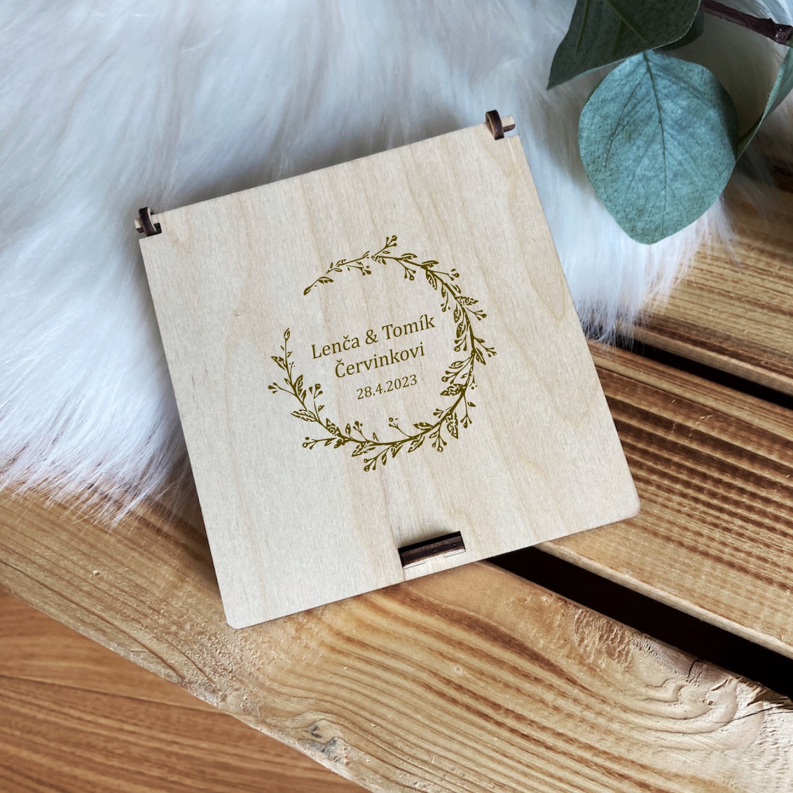 Dřevěná krabička s přáním na darované peníze