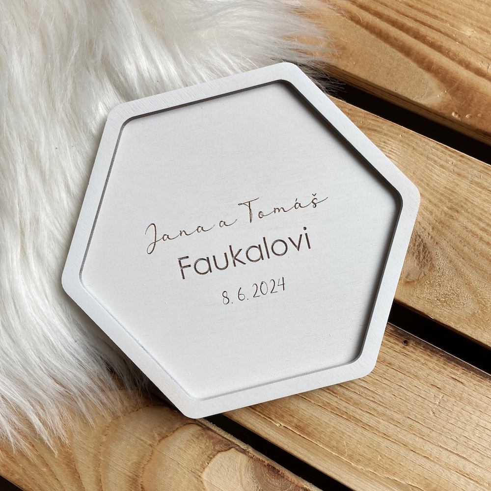 Dřevěný tác na snubní prstýnky