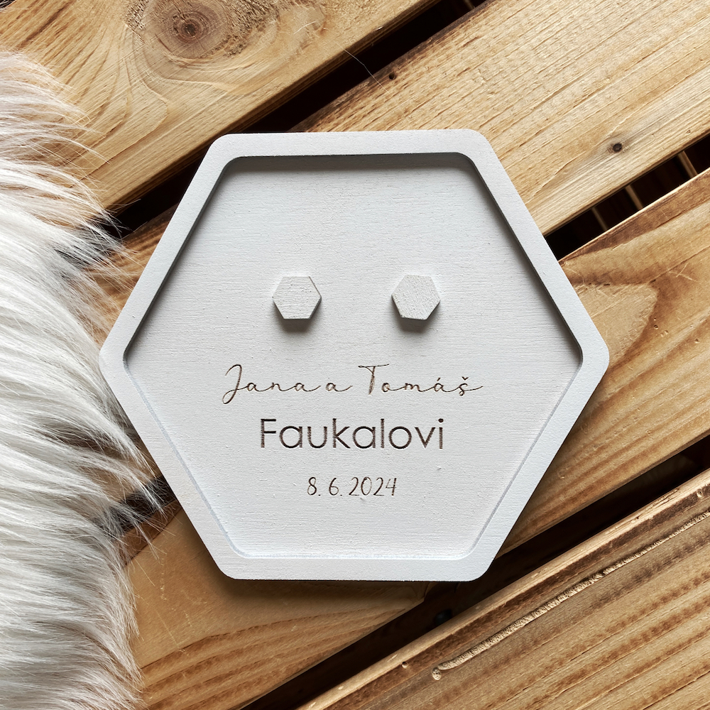 Dřevěný tác na snubní prstýnky