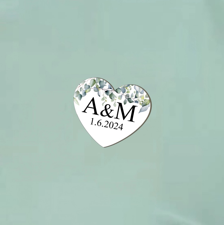 Dřevěná svatební brož s iniciály