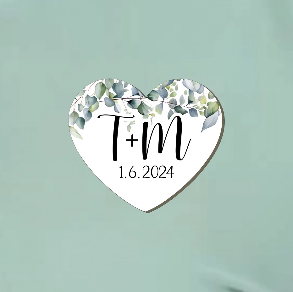 Dřevěná svatební brož s iniciály