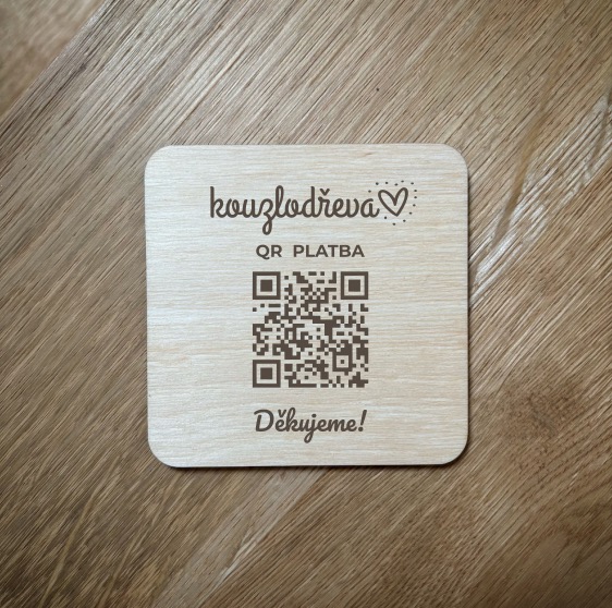 Destička s QR kódem a vlastním logem pro přijímání plateb
