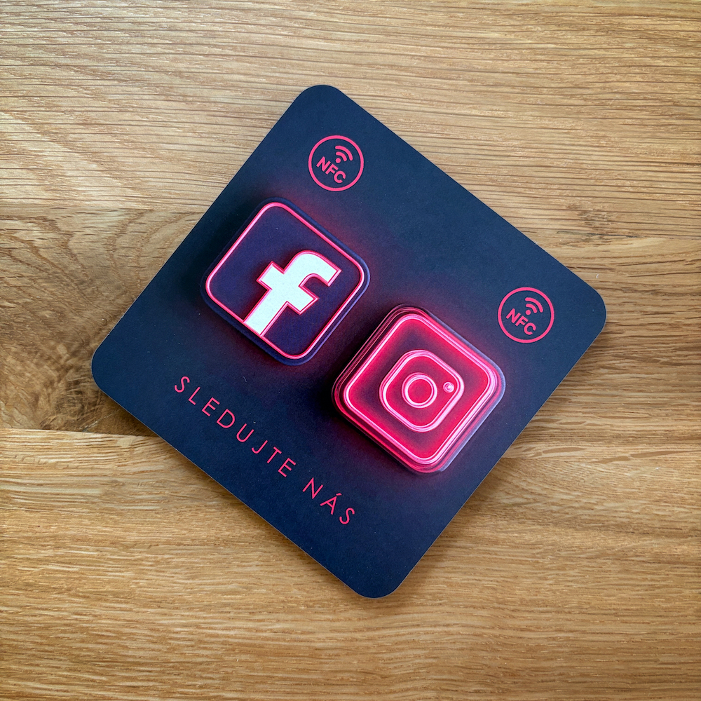 NFC destička pro Facebook a Instagram