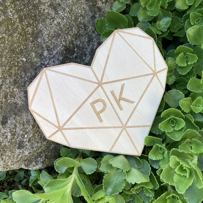 Dekorativní geometrické srdce s iniciály
