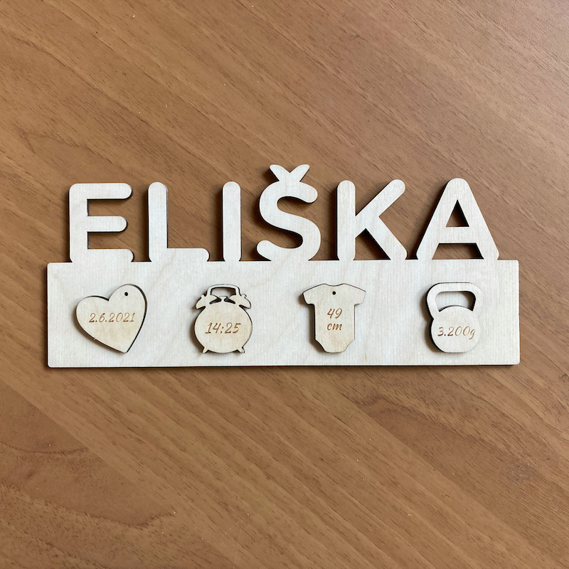 Dřevěné jméno s porodními údaji