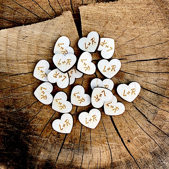 Dřevěná srdíčka s iniciály