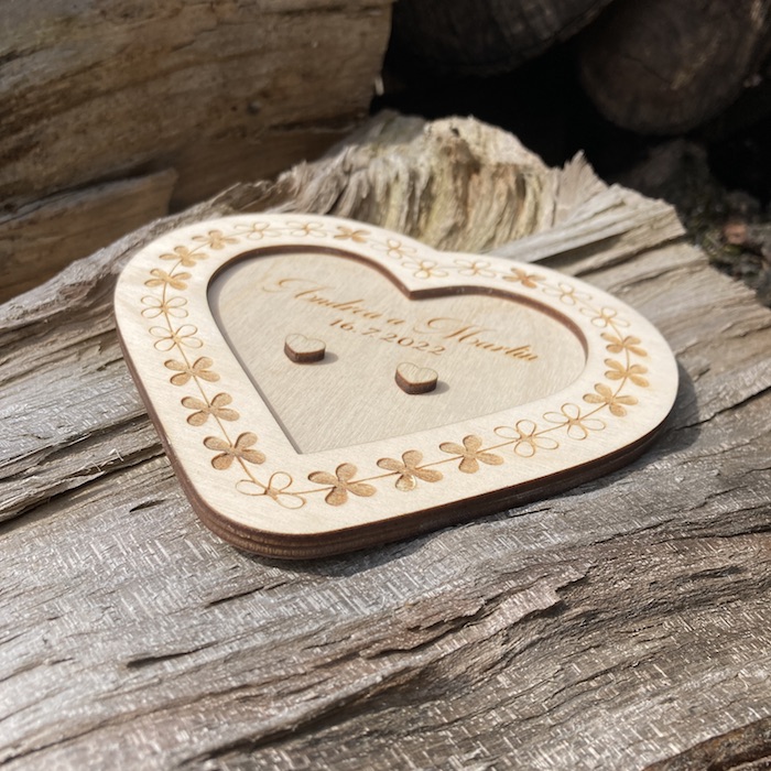 Dřevěný tác na snubní prstýnky