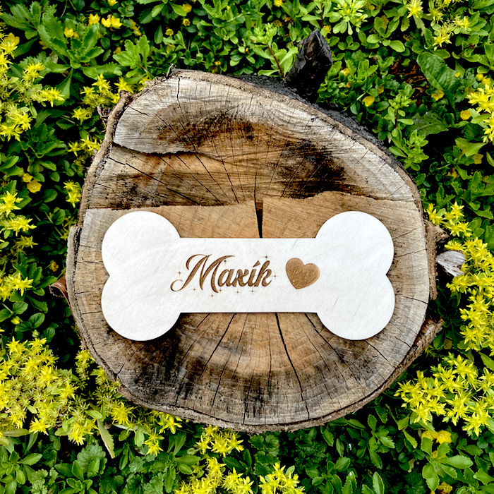 Dřevěná dekorace - Kost se jménem a srdcem