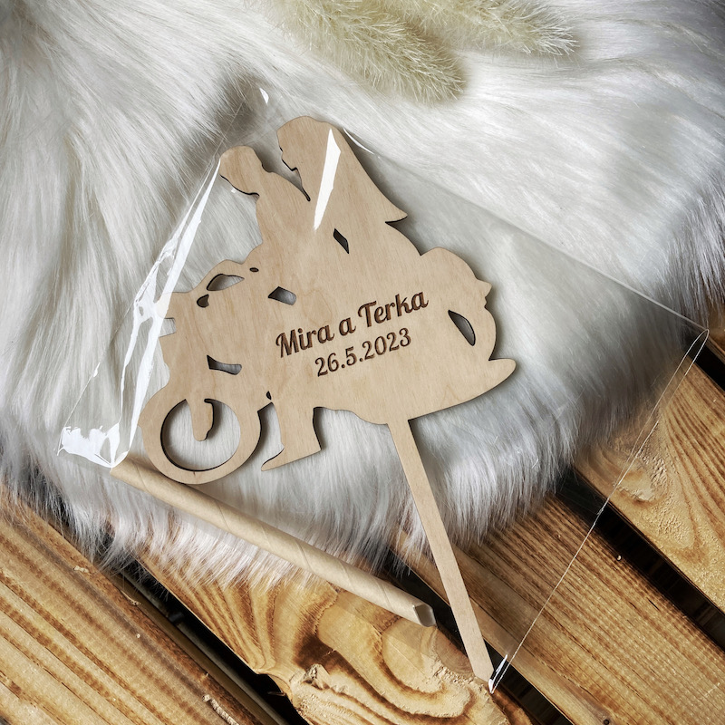 Zápich do dortu - Novomanželé na motorce + jména a datum