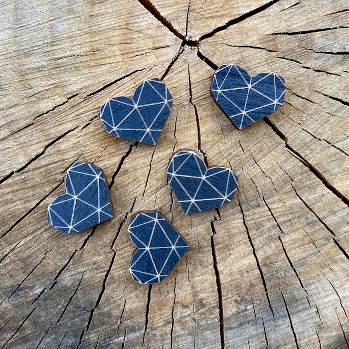Černá geometrická srdíčka na vývazky