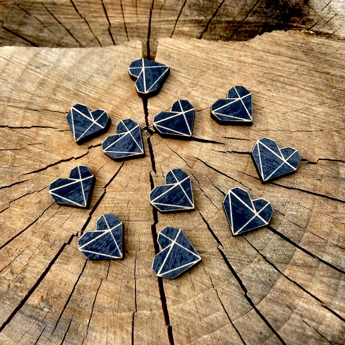 Černá geometrická srdíčka na vývazky