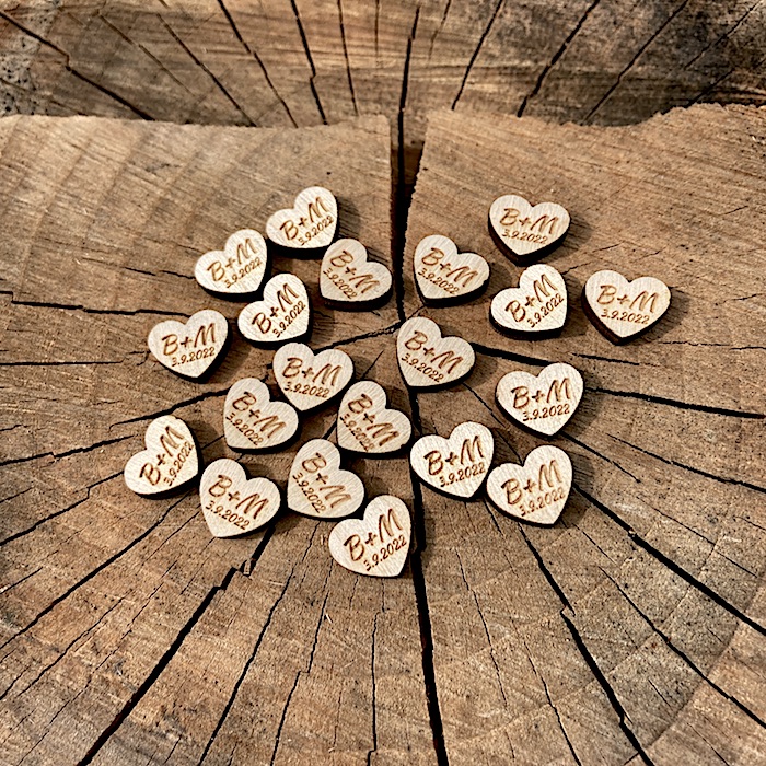 Dřevěná srdíčka s iniciály a datumem