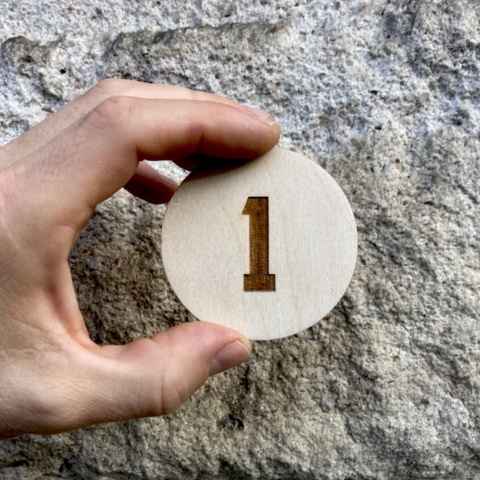 Dřevěná čísla na stůl