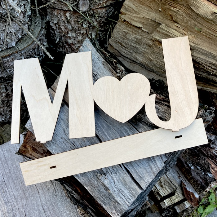 Dřevěné iniciály na podstavci