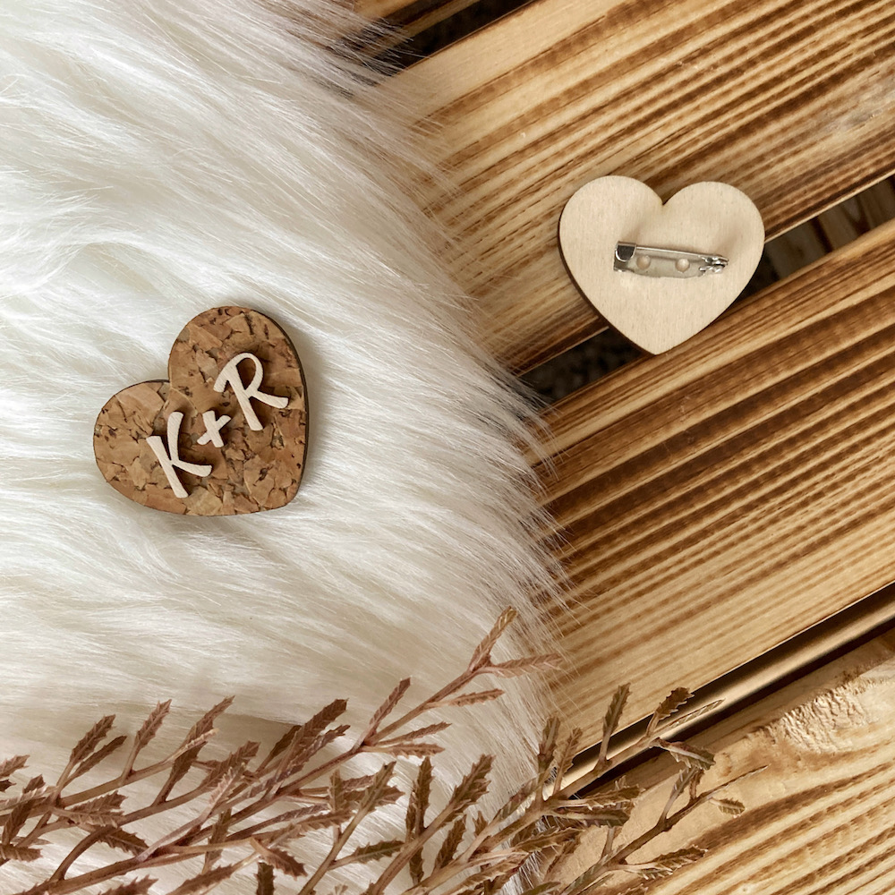 Korková brož - srdce s iniciály