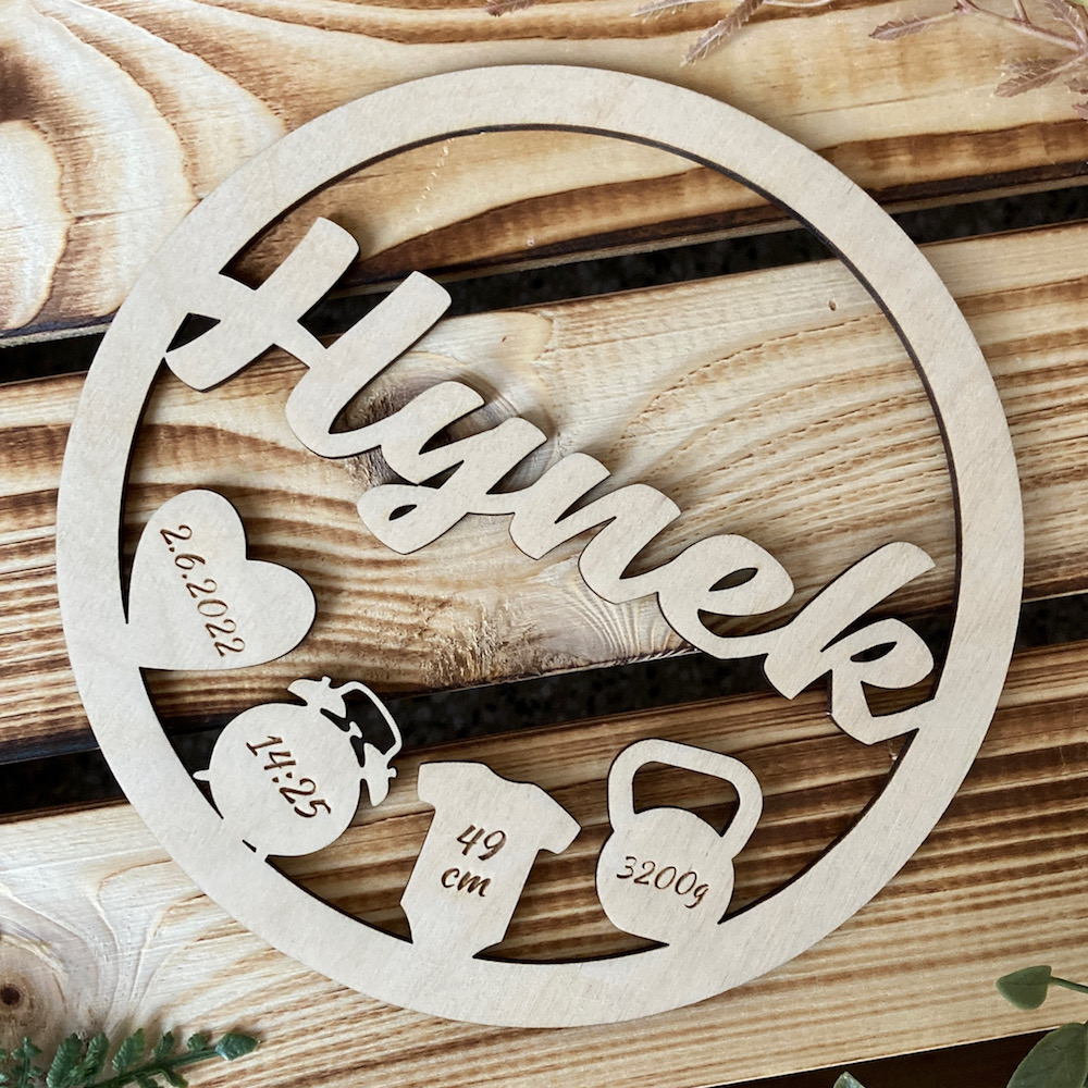 Dřevěné jméno s porodními údaji