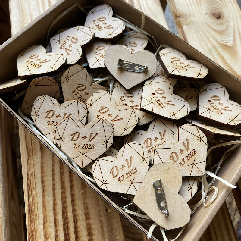 Dřevěná brož - Geometrické srdce a iniciály