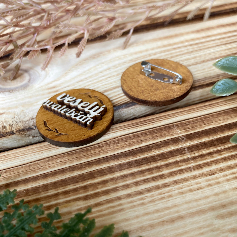 3D dřevěná brož - Veselý svatebčan