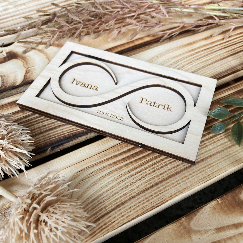 Dřevěný podnos na snubní prstýnky