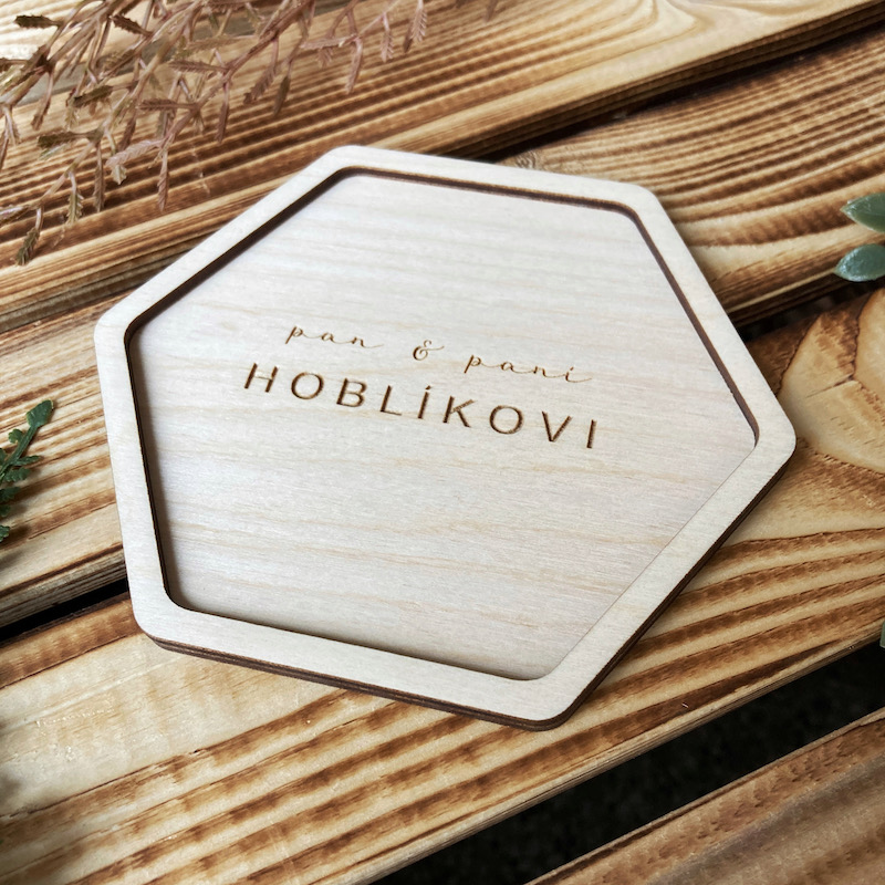 Dřevěný tác na snubní prstýnky