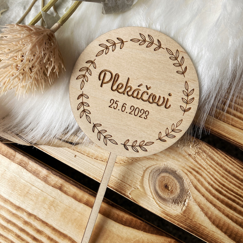 Zápich do dortu s příjmením novomanželů