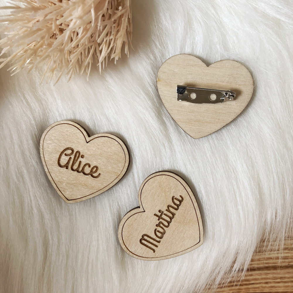 Dřevěné svatební brože se jmény
