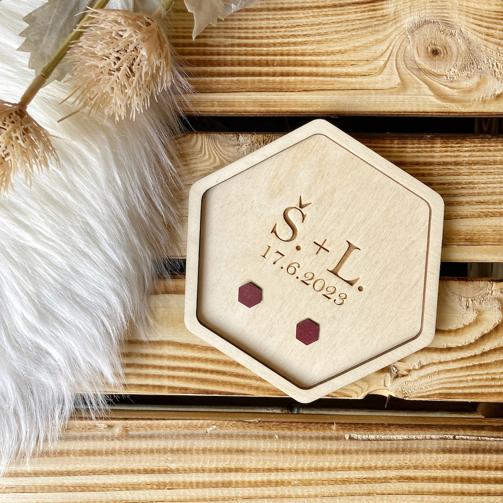 Dřevěný tác na snubní prstýnky