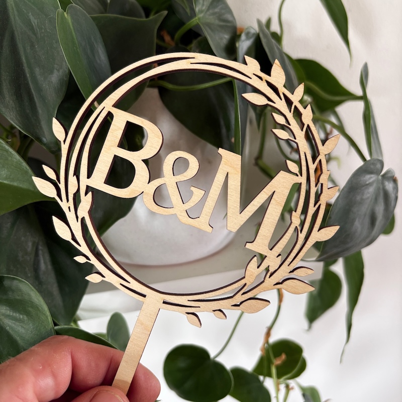 Svatební zápich do dortu s iniciály