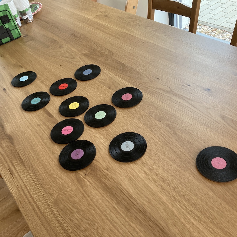 Dřevěný podtácek - vinylová deska s oblíbenou kapelou