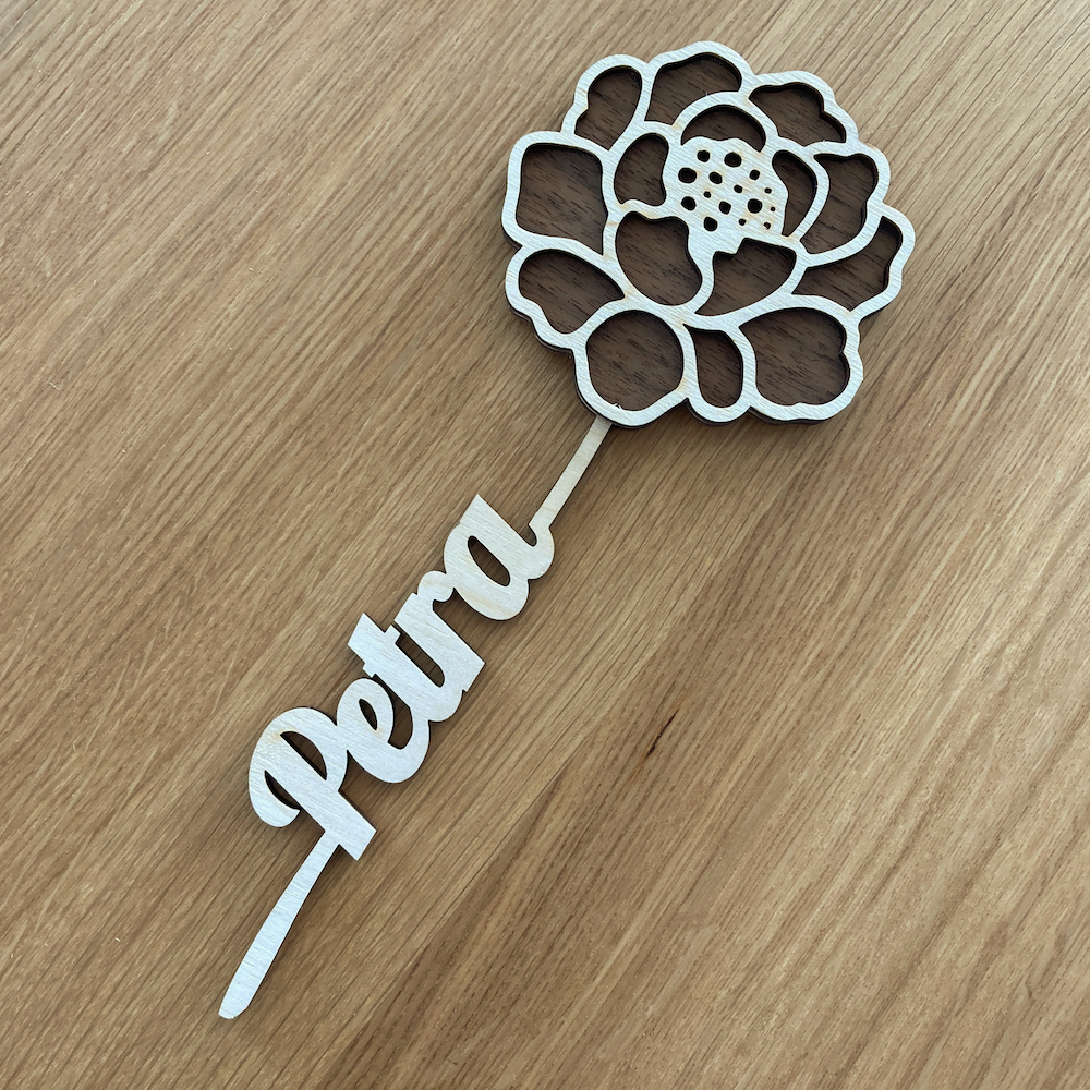 Dřevěná květina se jménem