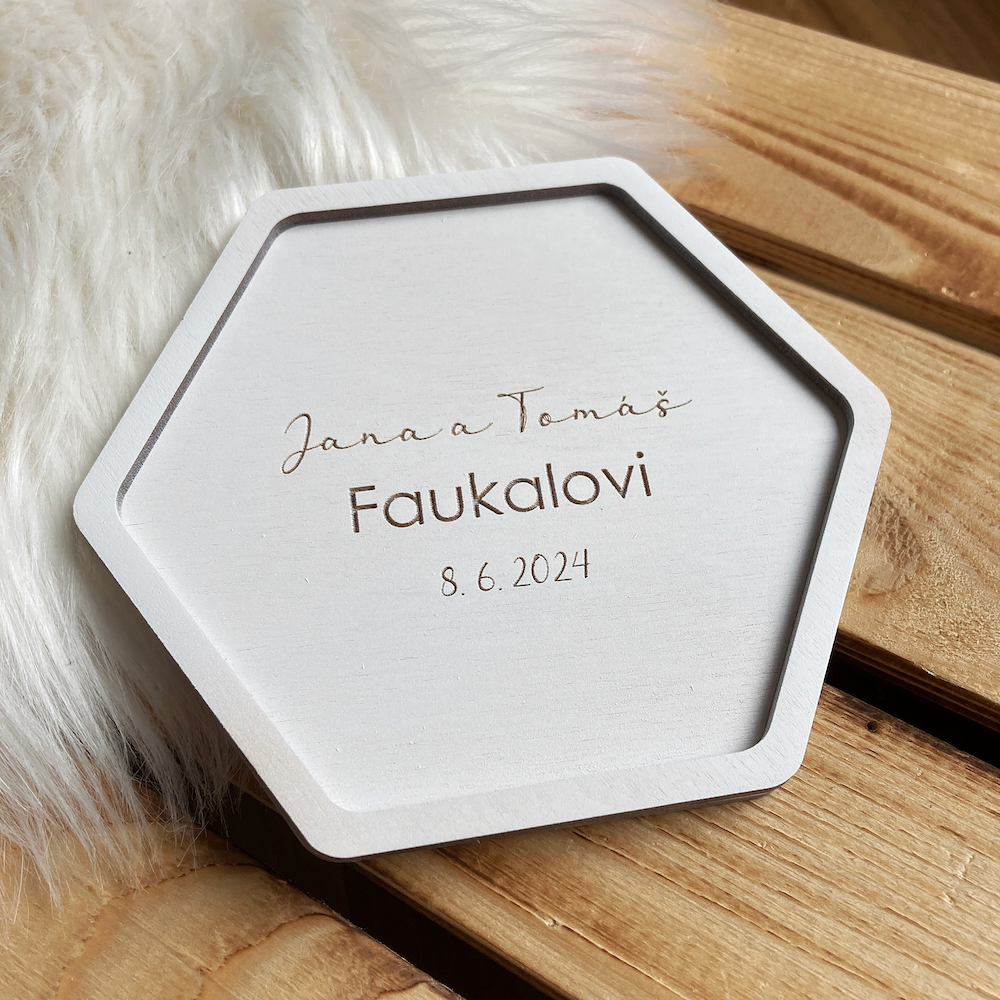 Dřevěný tác na snubní prstýnky