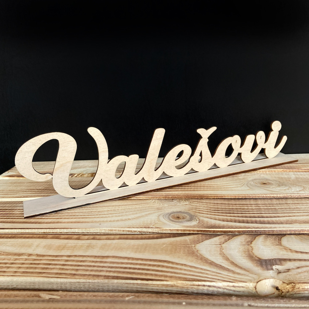 Dřevěné příjmení na stojanu